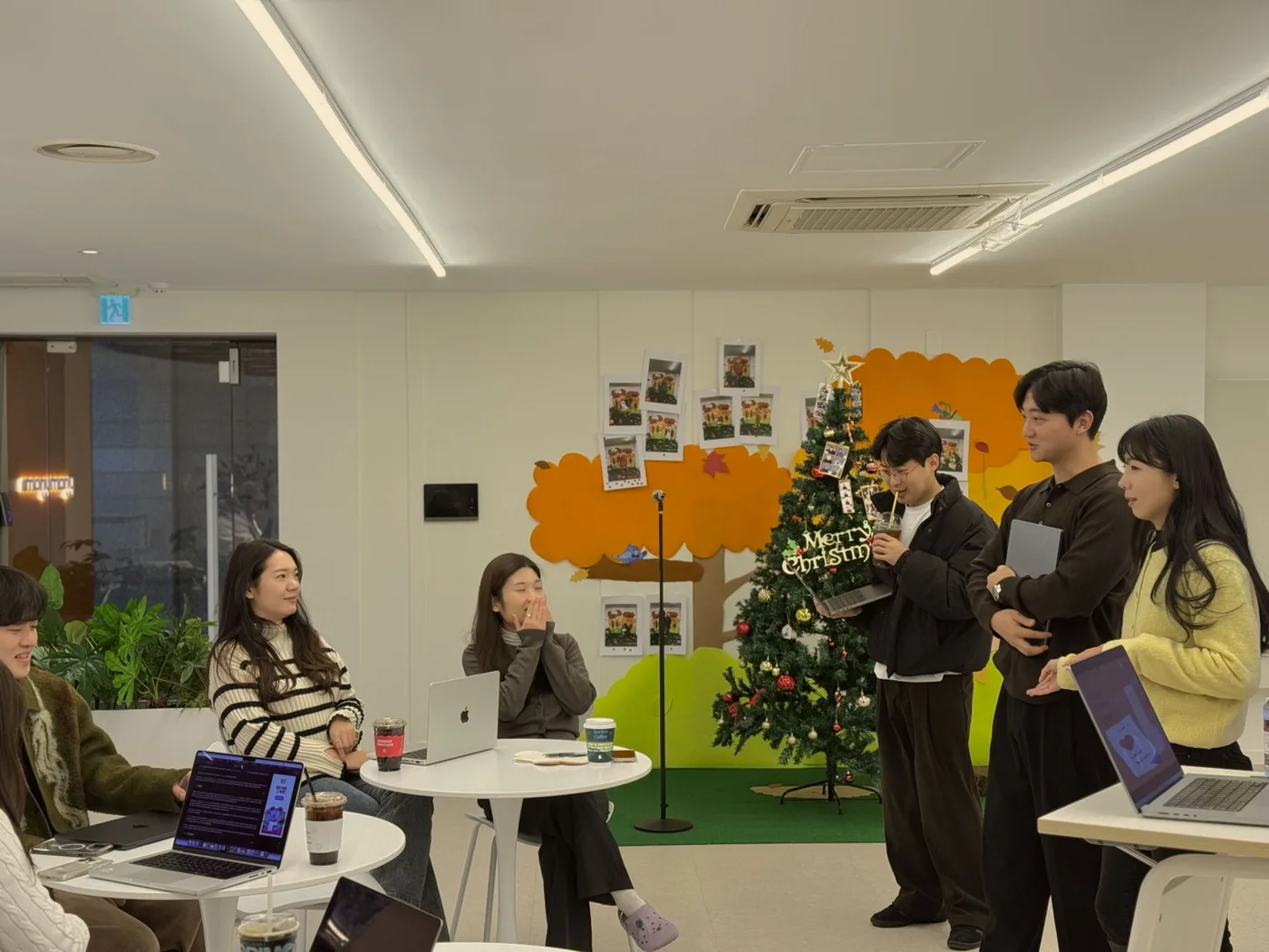 연말 장식 앞에 모여 이야기 나누는 모니모니 구성원들