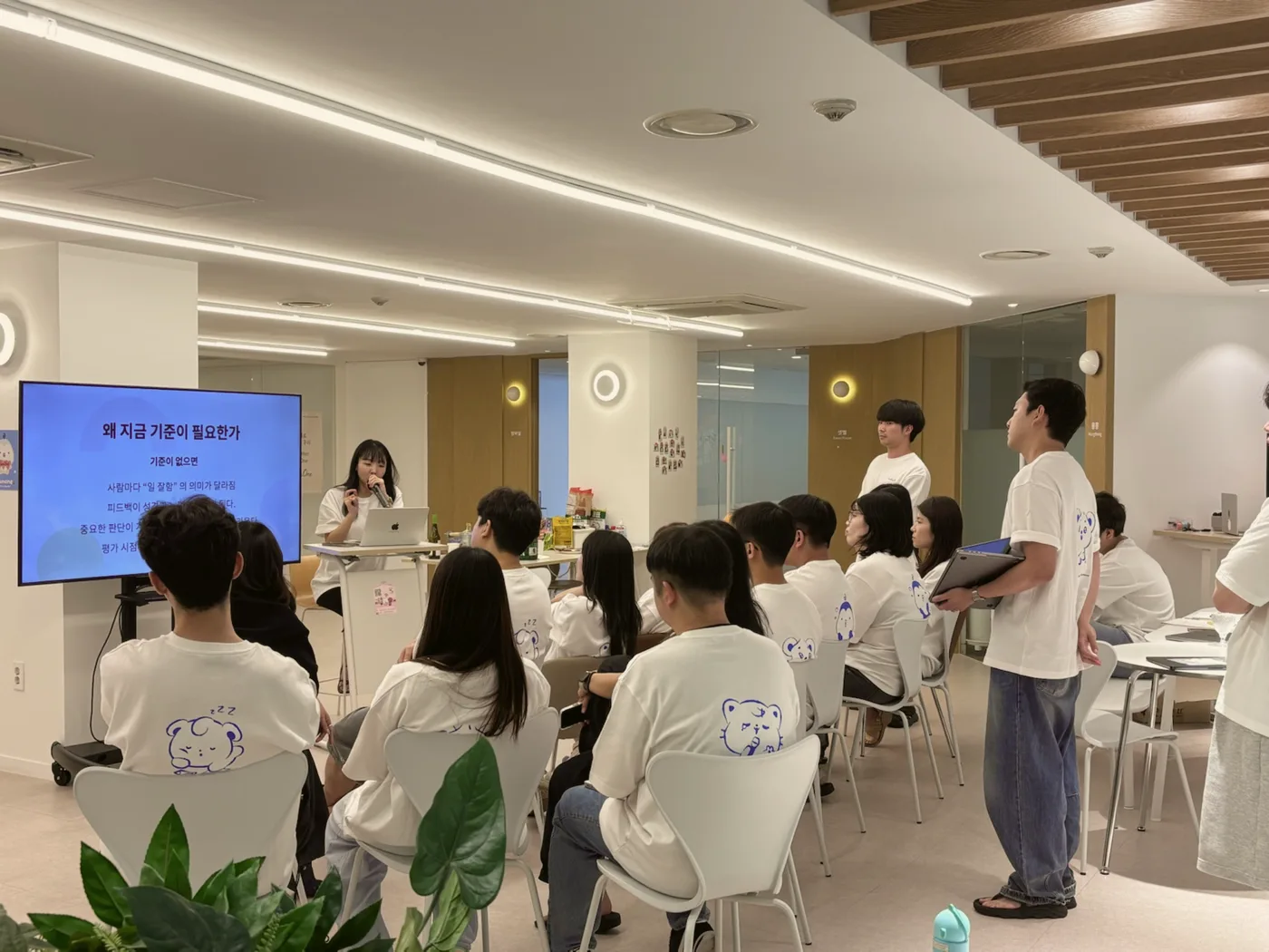 전사 세미나에서 발표를 듣는 모니모니 구성원들
