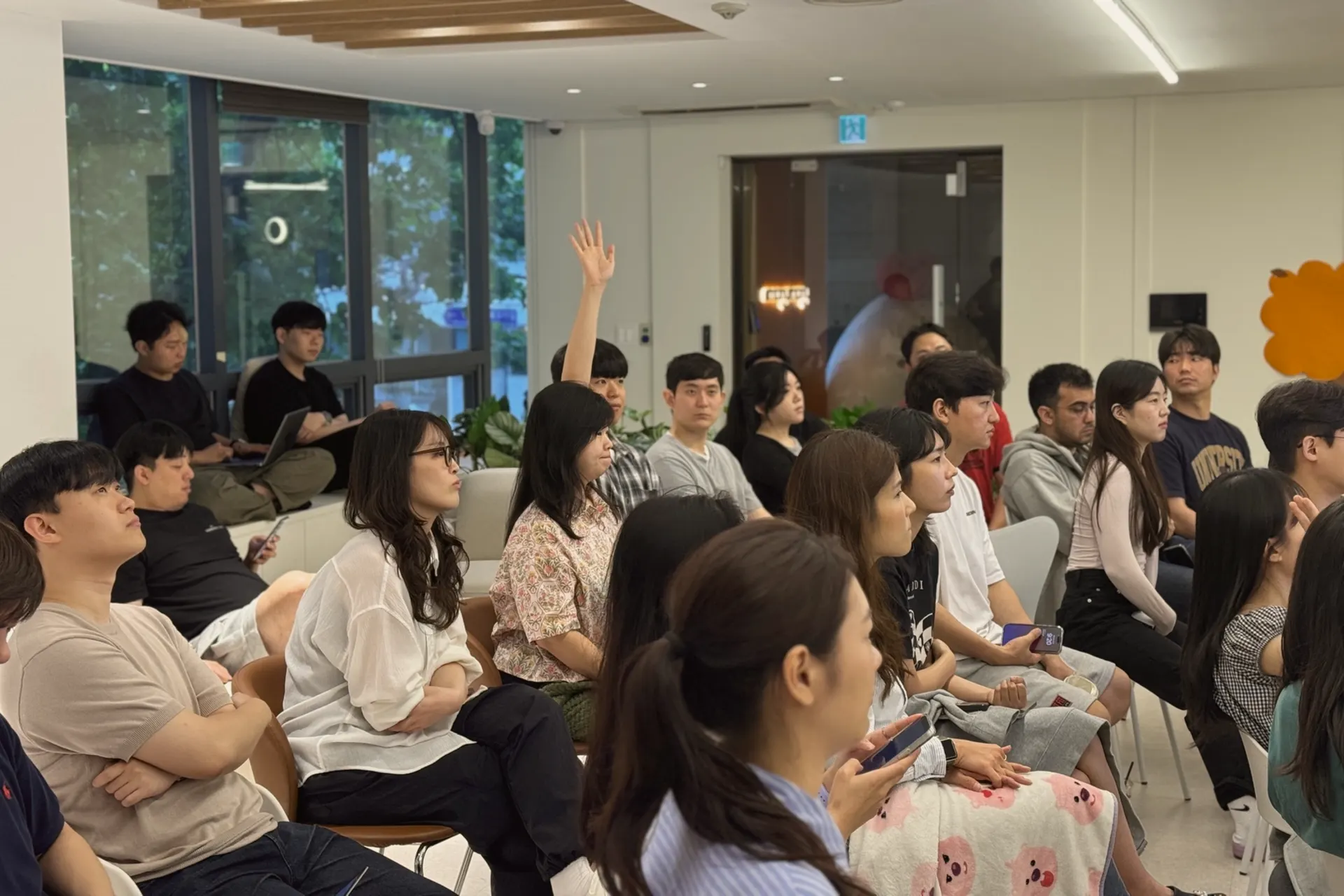 전사 공유 자리에서 손을 들어 질문하는 모니모니 구성원