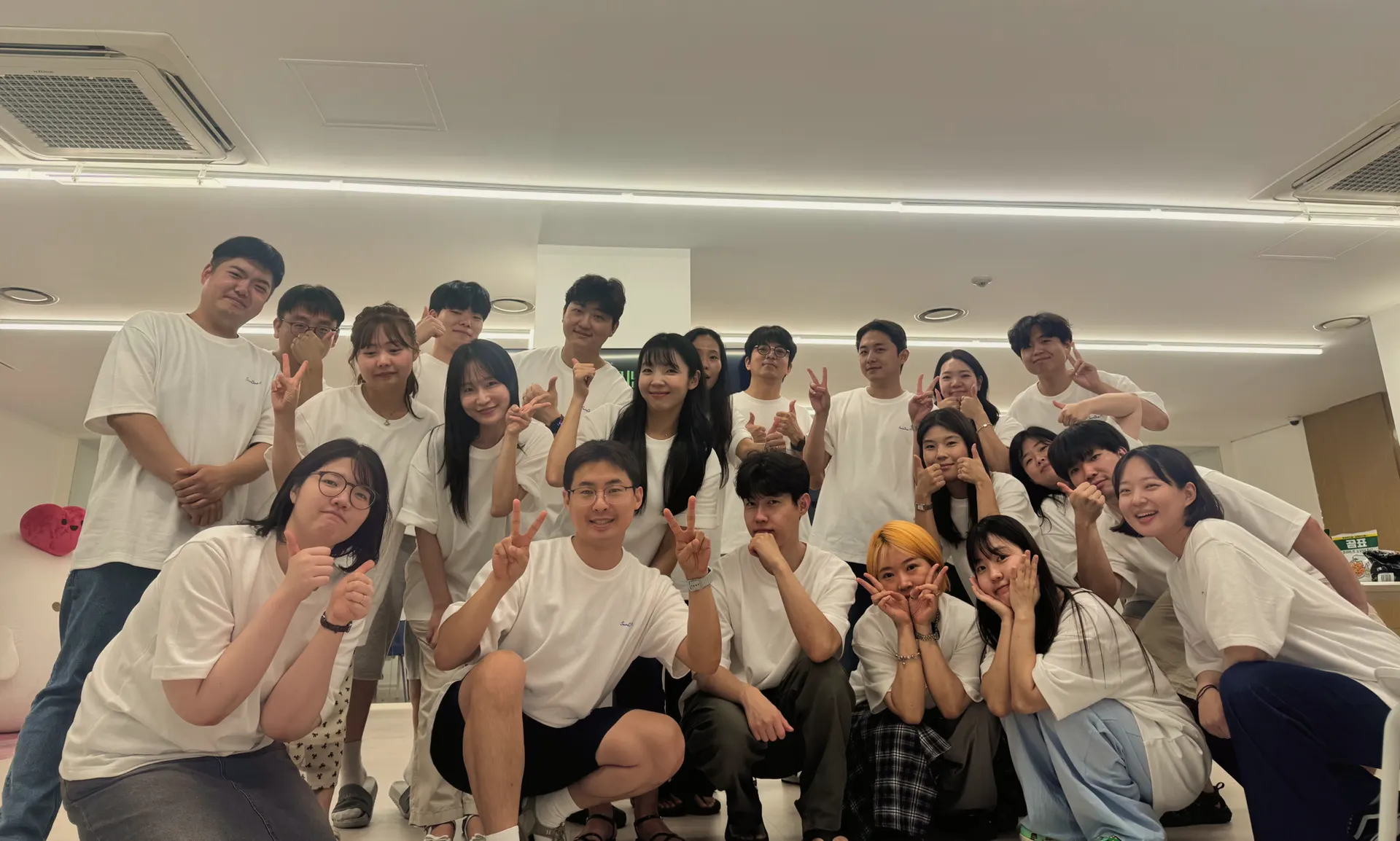 같은 티셔츠를 입고 모여 찍은 모니모니 단체사진